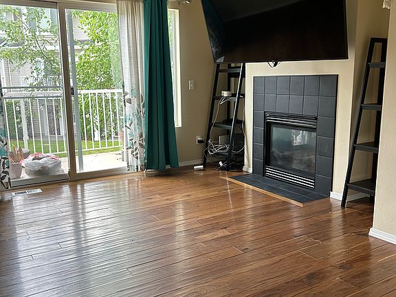 Living room
Tv and shelves included if desired