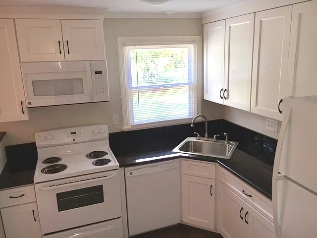 4 bed, 1.5 bath, 1620 sqft, $3,200 — Photo 2