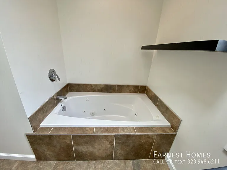 2577 S Bundy Dr — Photo 20