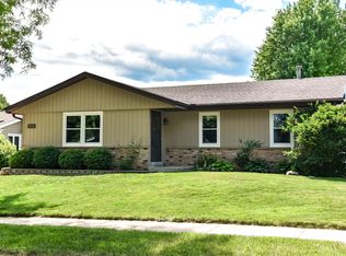 1418 Erin Ln, Waukesha, WI 53188