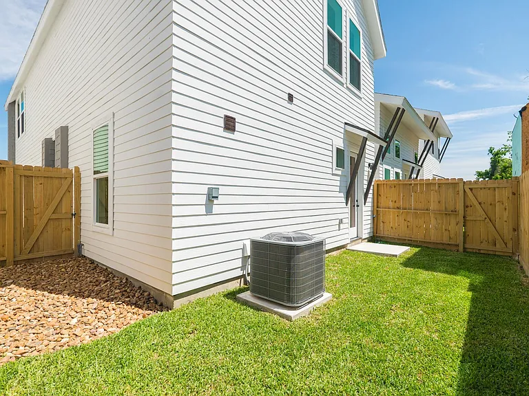 7605 Victory Reserve St — Photo 32