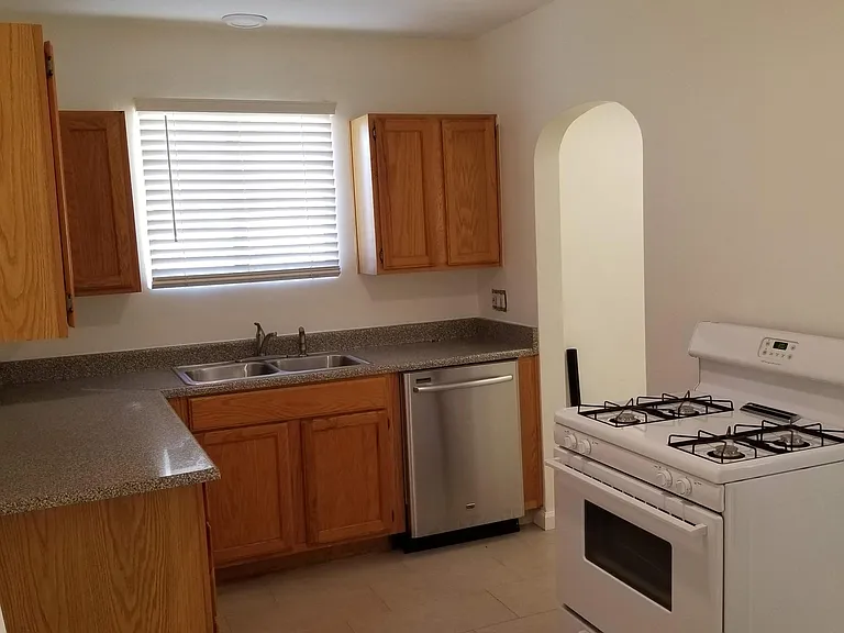 2132 E Mulberry Dr — Photo 5