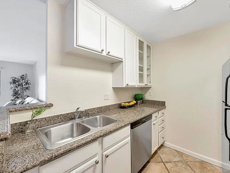 1046 Yarwood Ct — Photo 4