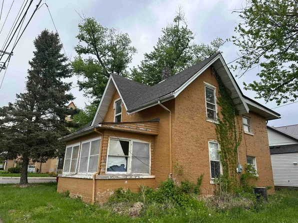 131 3rd St, Savanna, IL 61074
