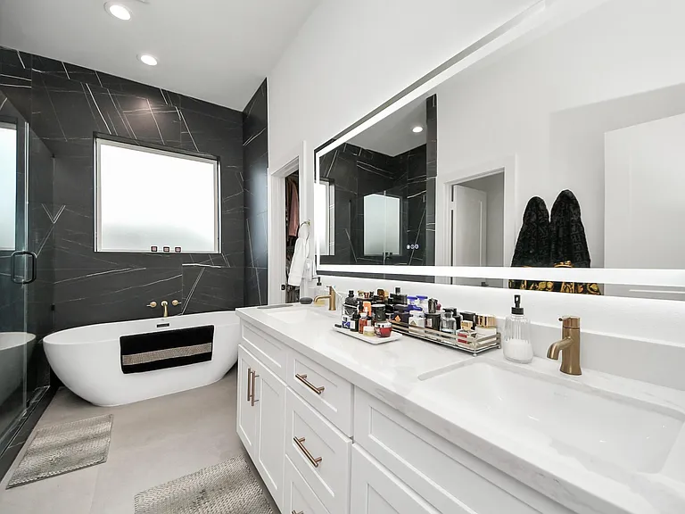 1044 W 17th St — Photo 35