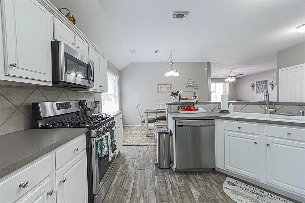 3 bed, 2.0 bath, 1864 sqft, $2,250 — Photo 4