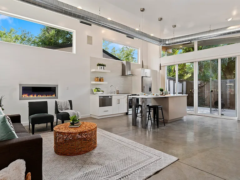 415 S Jackson St — Photo 3