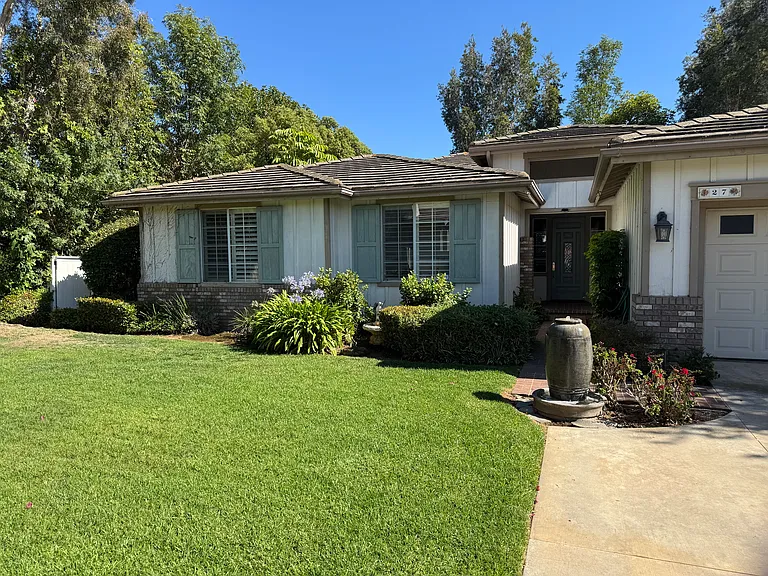 27 Carriage Ln — Photo 1