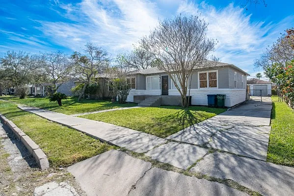 3 bed, 1249 sqft, $1,800 — Photo 2