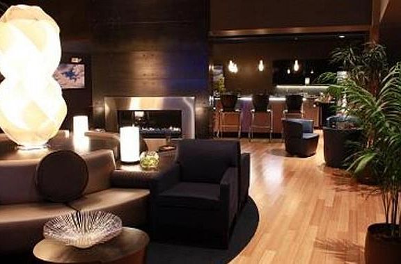 Chic Lounge & Club Room