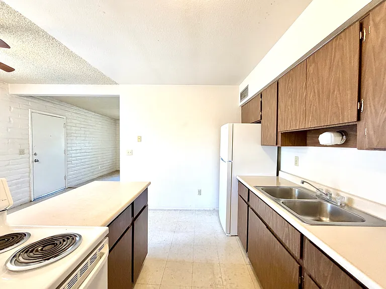 Desert Terrace Apartments - 2 and 3 Bedrooms with Community Pool and Laundry! — Photo 12