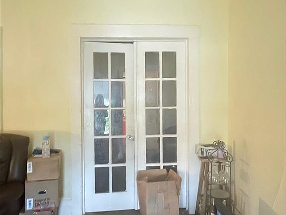 3rd image of 601 E Market St