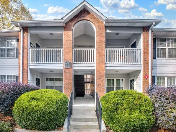 211 Streamside Dr, Roswell, GA 30076