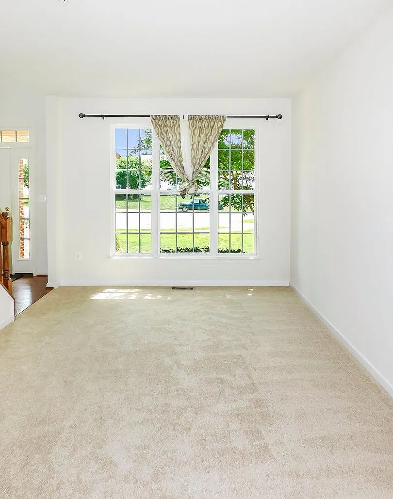 4 bed, 2.5 bath, 2116 sqft, $2,400 — Photo 4