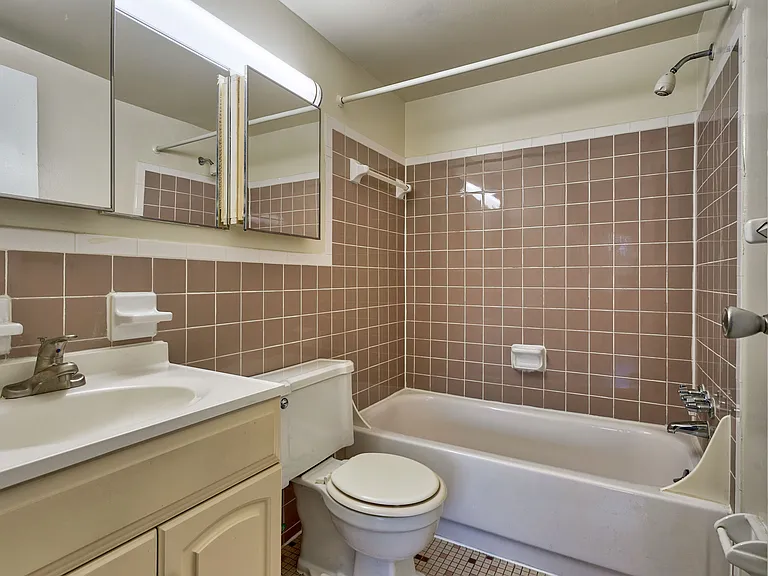 Stratford Apartments — Photo 76