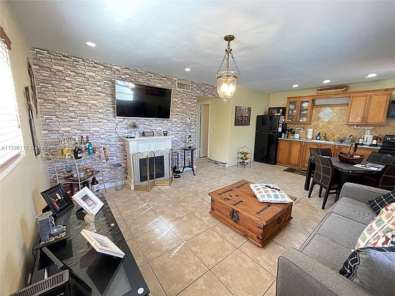 2nd image of 1755 Venice Ln APT 6W
