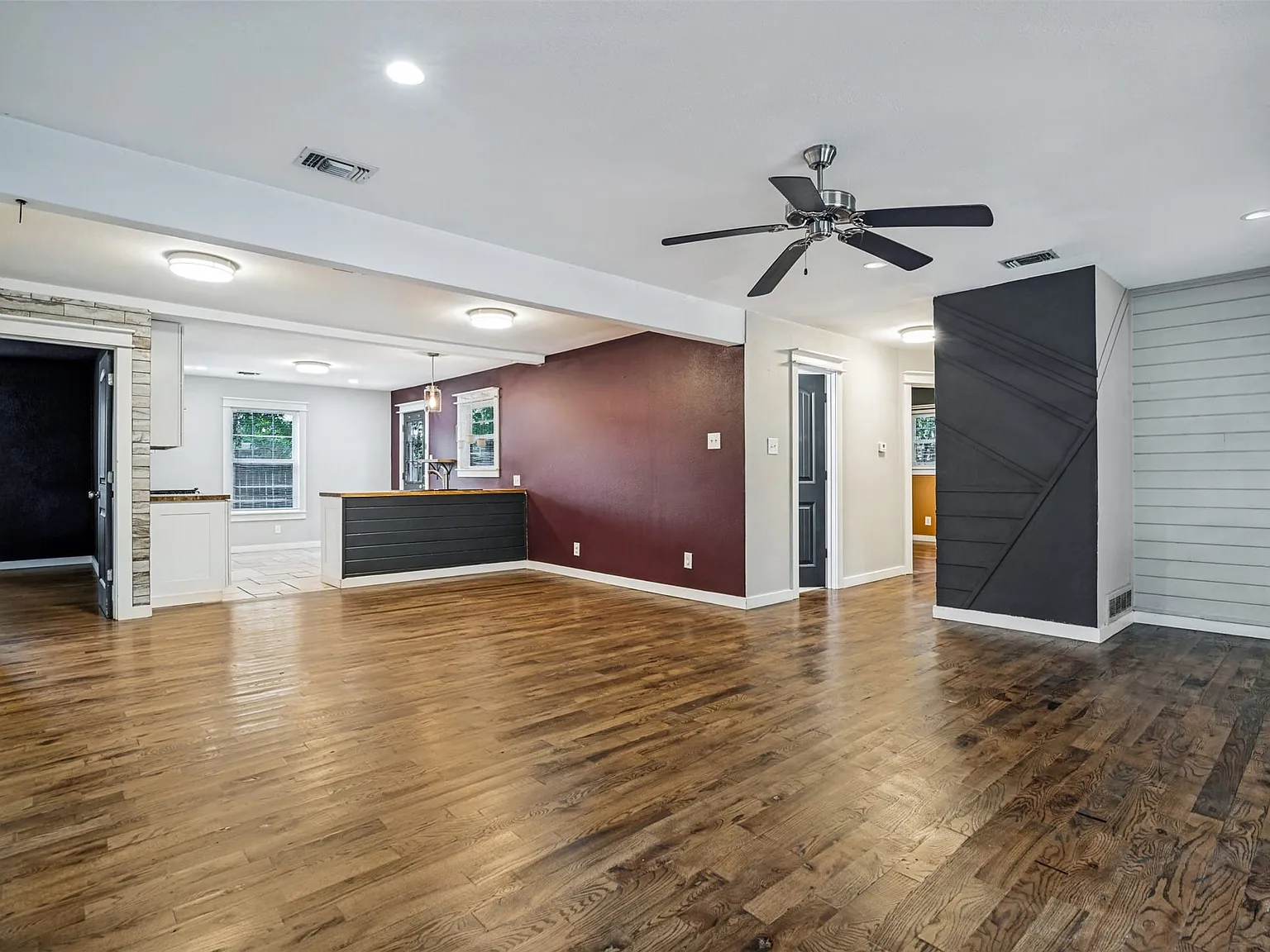 3 bed, 2.0 bath, 1296 sqft, $2,000 — Photo 2