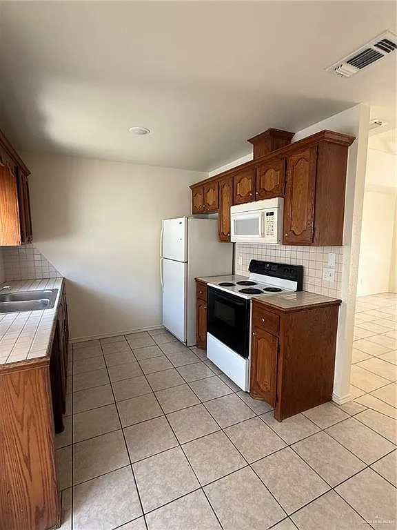 2 bed, 2.0 bath, 4800 sqft, $850 — Photo 4