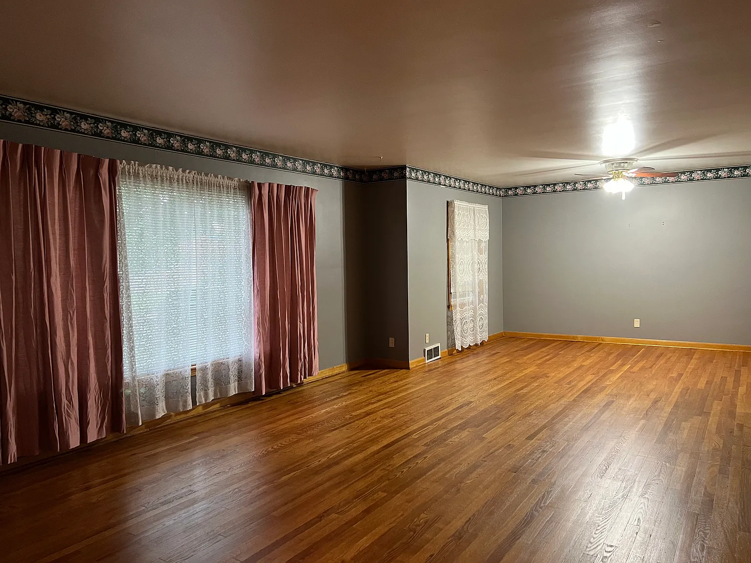 843 Belvedere Ave NE — Photo 3