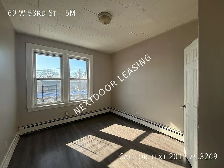 Building Photo - 69 W 53rd St #5M