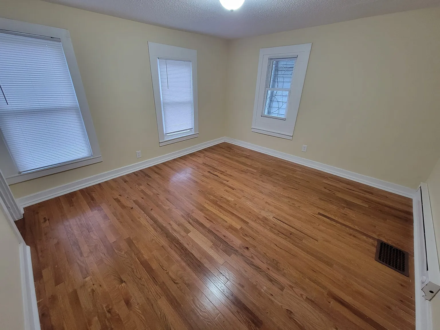4 bed, 1421 sqft, $2,400 — Photo 4