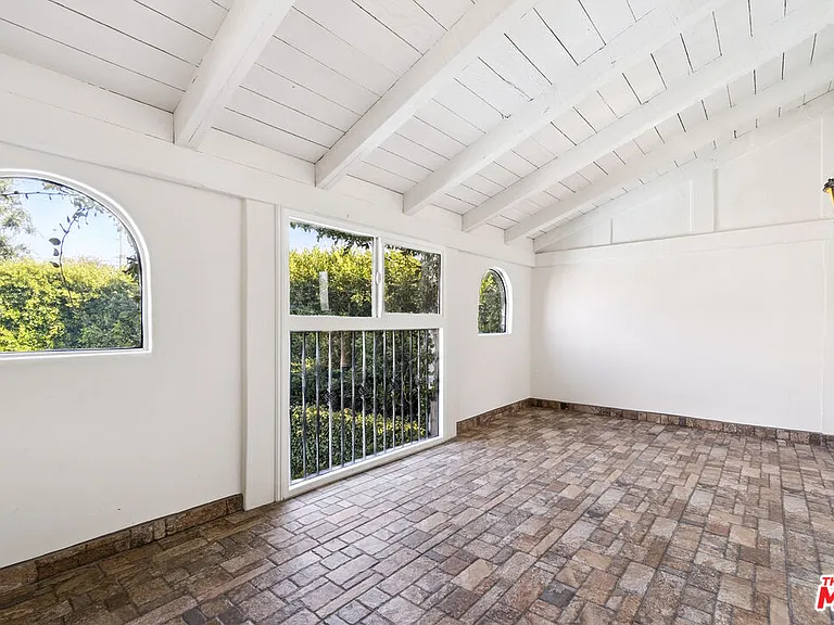 956 S Longwood Ave — Photo 33