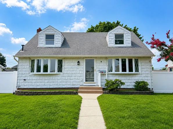 9 Stanford Ln, Hicksville, NY 11801