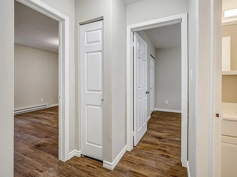1054 Brock St — Photo 10