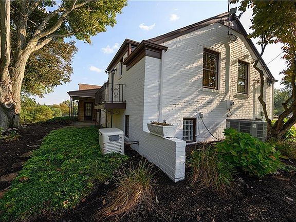 3rd image of 3543 Parkridge Cir NW