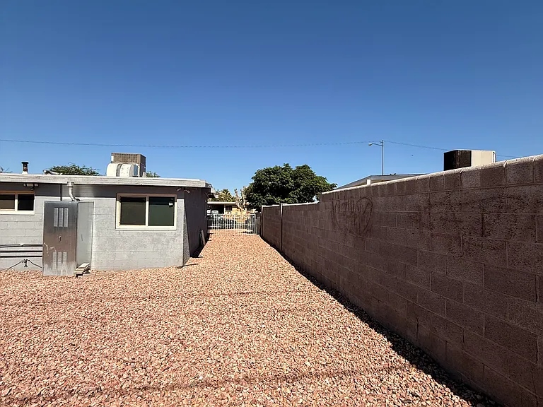 2753 Talbot St — Photo 67