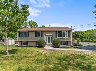 68 Hummingbird Ln, Taunton, MA 02780