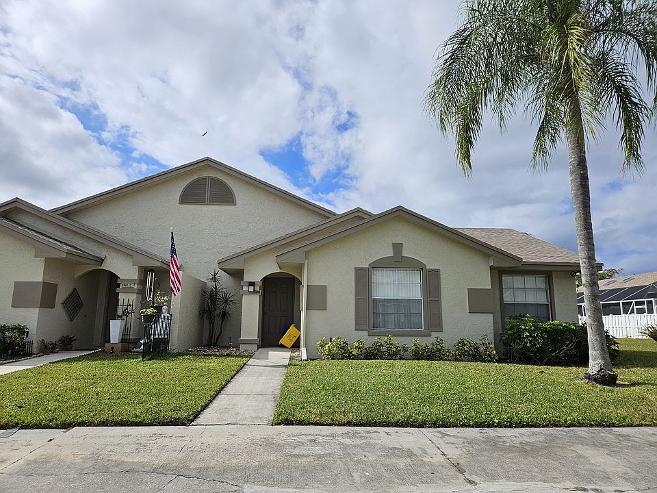 3 Bedroom 2 bath Villa walking distance to Publix, restaurants, Starbucks, Bank, Whispering Pines Elementary School