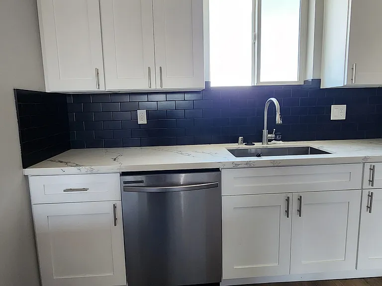 2401 S Redondo Blvd #B — Photo 7