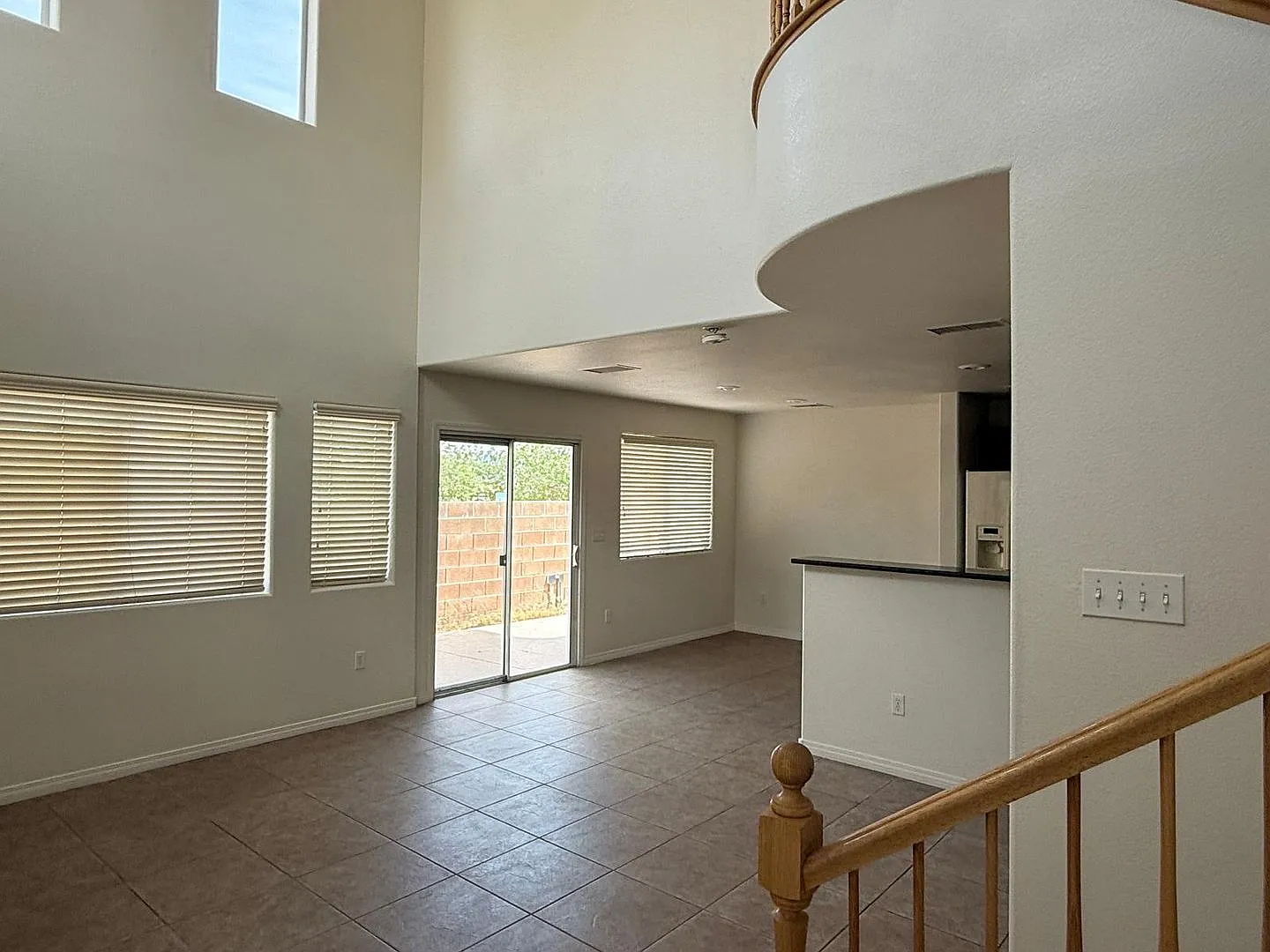 3 Bedrooms Home With 2.5 Bathrooms — Photo 2