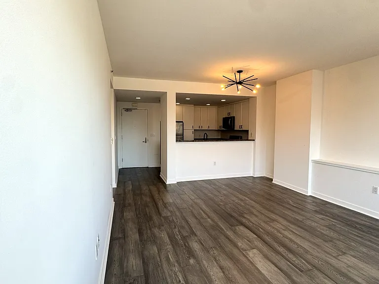 260 King St #809 — Photo 7