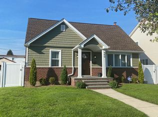 940 Oaks Dr, Franklin Square, NY 11010