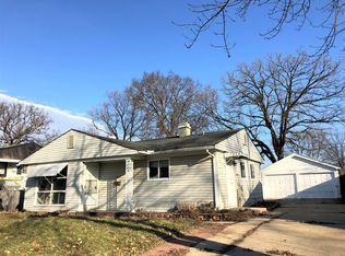 101 Sparrow Rd, Carpentersville, IL 60110