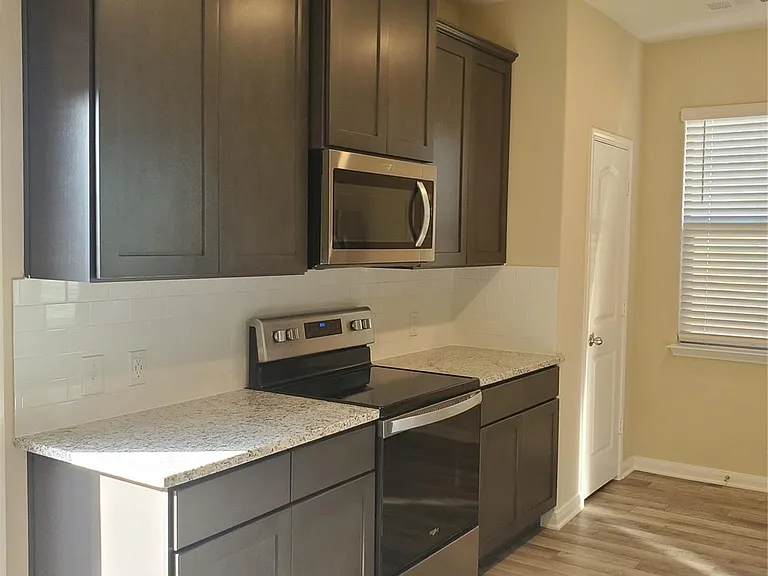 1911 Lilac Dr — Photo 7