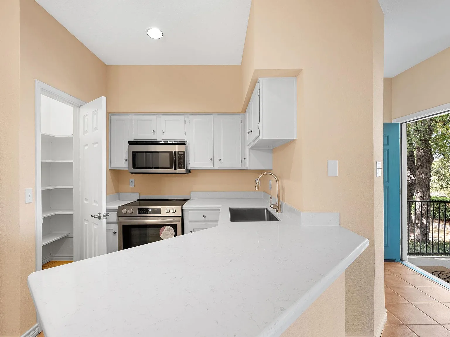1 bed, 1.0 bath, 704 sqft, $1,225 — Photo 4