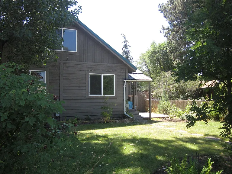 365 SE Miller Ave — Photo 1