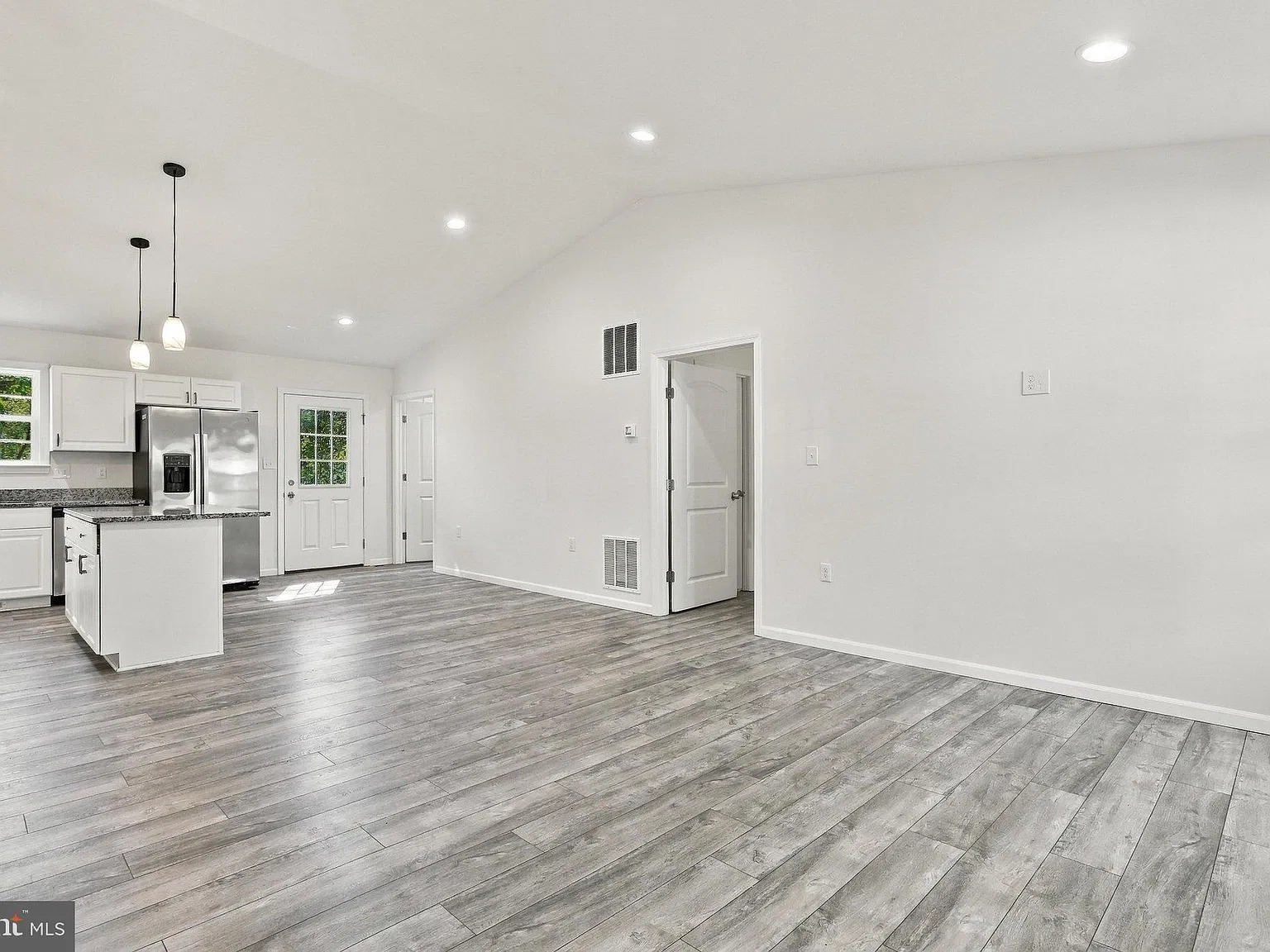 3 bed, 3.0 bath, 2115 sqft, $2,100 — Photo 4