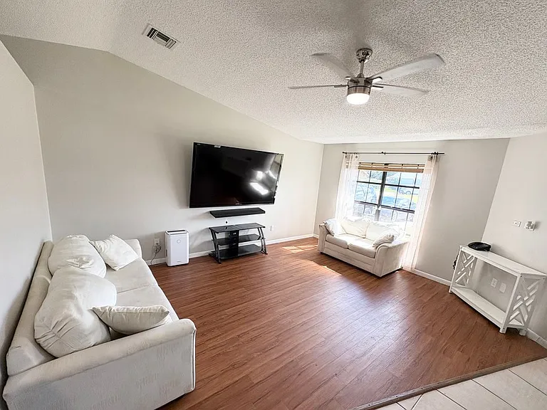581 SW Banks Ter — Photo 3