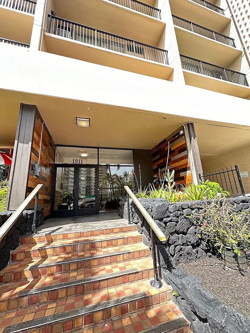 Kalakauan - Waikiki 1 bed, 1 ba condo w/ 1 covered parking stall, water & sewer incl with rents — Photo 2