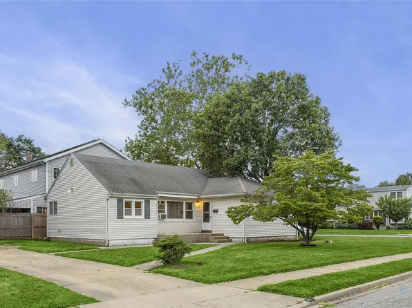 8 Farmedge Rd, Bethpage, NY 11714