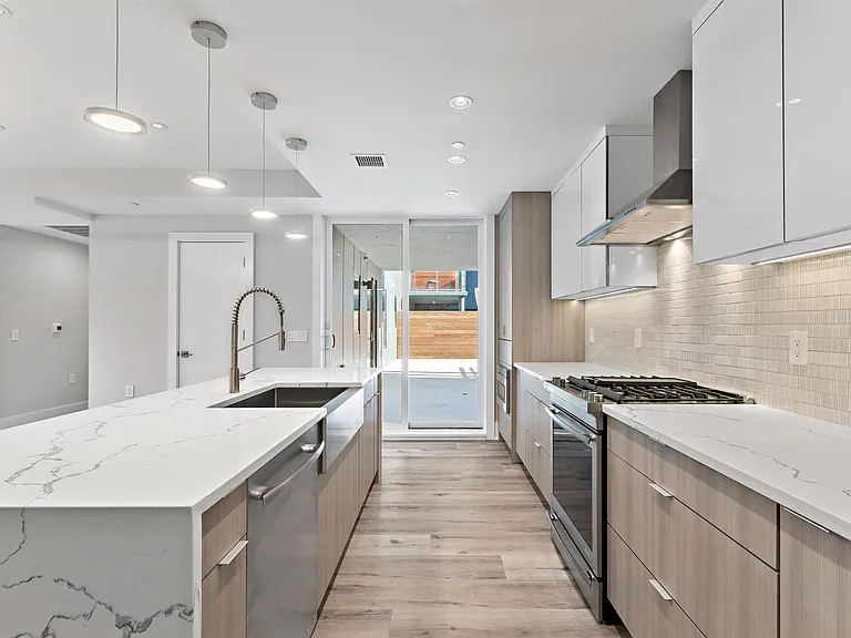727 Adams St — Photo 8