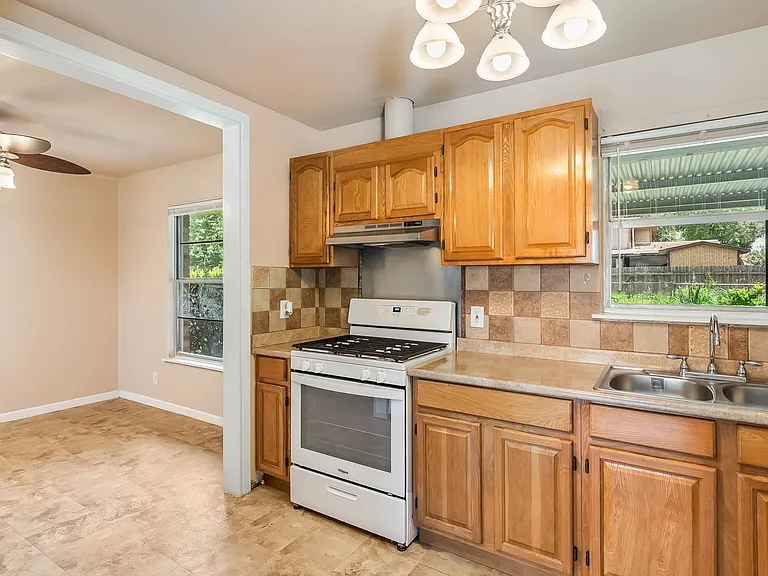 218 E Villaret Blvd — Photo 10