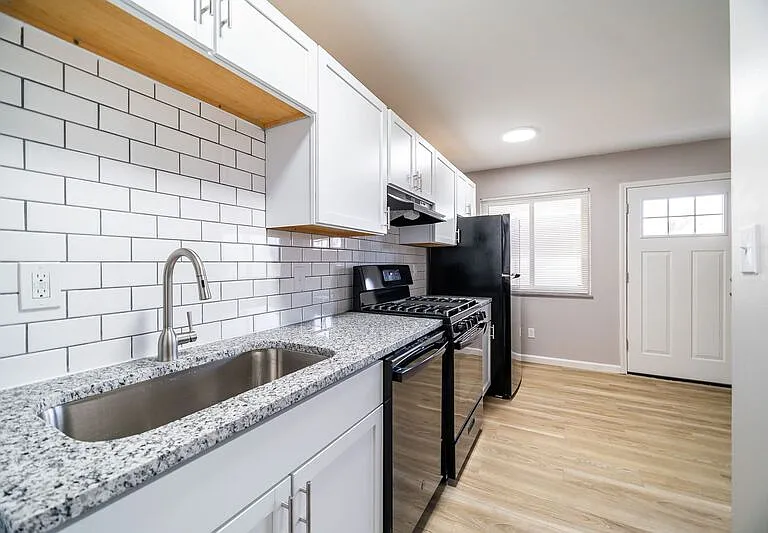 1075 Oak St #E — Photo 2
