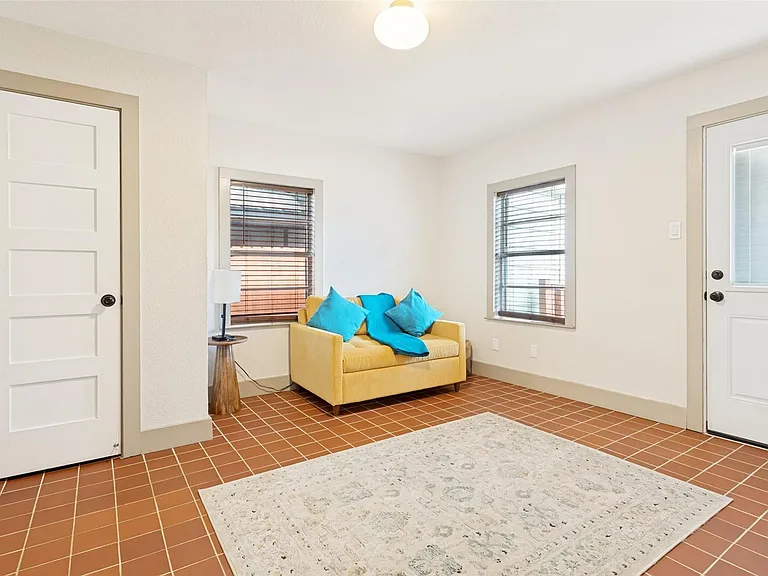 2723 Sharon St — Photo 17