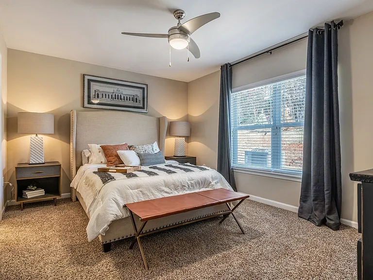 Large Main Bedroom with En-suite Bathroom & Closet