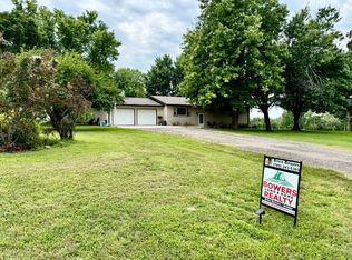 13880 Berry Ln, Wamego, KS 66547